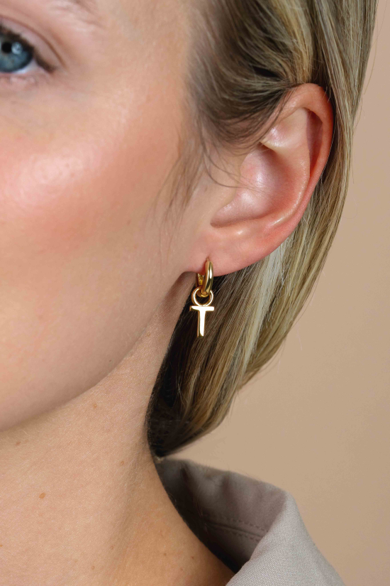 ZINZI zilveren geelvergulde letter oorbedel T per stuk geprijsd ZICH2145T. (zonder oorringen).