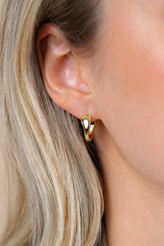 16mm ZINZI gold plated zilveren oorringen met een glad organisch gevormd design, luxe klapsluiting ZIO2840G