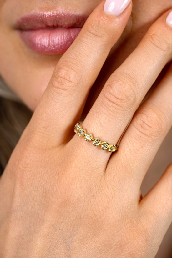 ZINZI gold plated zilveren ring met een rij roosjes bezet met witte zirkonia’s in het midden ZIR2873Y