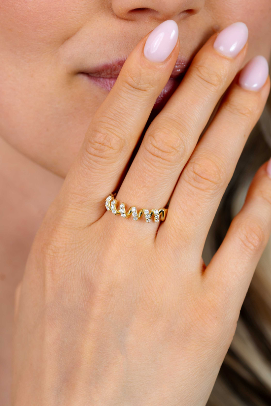 ZINZI gold plated zilveren ring met een sierlijk golvend design, bezet met witte zirkonia’s in verfijnde zetting ZIR2877Y