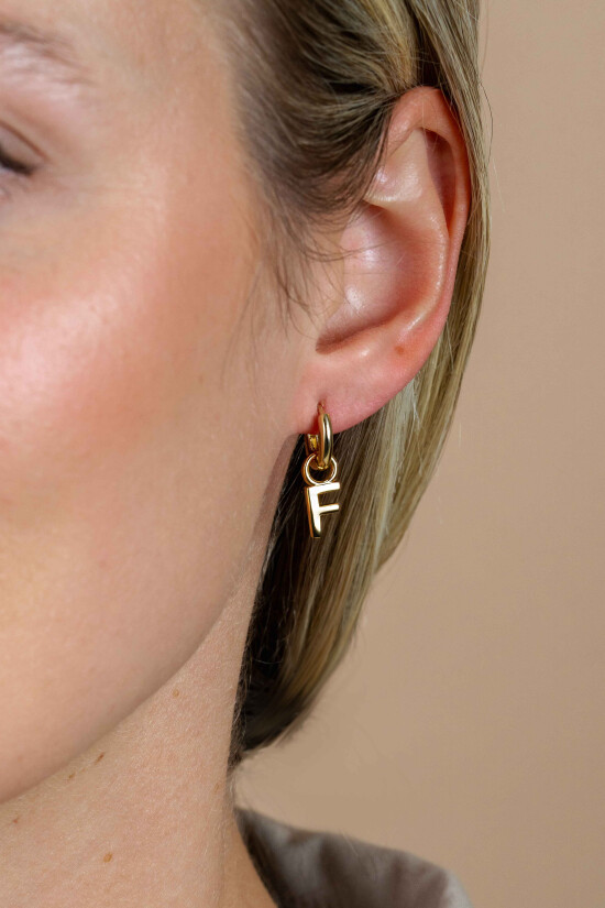 ZINZI zilveren geelvergulde letter oorbedel F per stuk geprijsd ZICH2145F. (zonder oorringen).