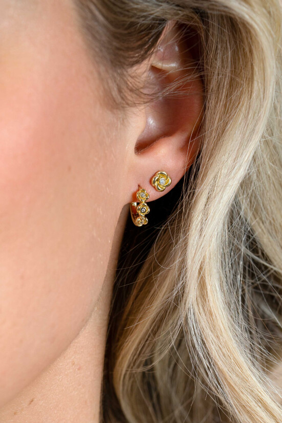 13mm ZINZI gold plated zilveren oorringen met drie roosjes, bezet met witte zirkonia’s, luxe klapsluiting ZIO2873Y