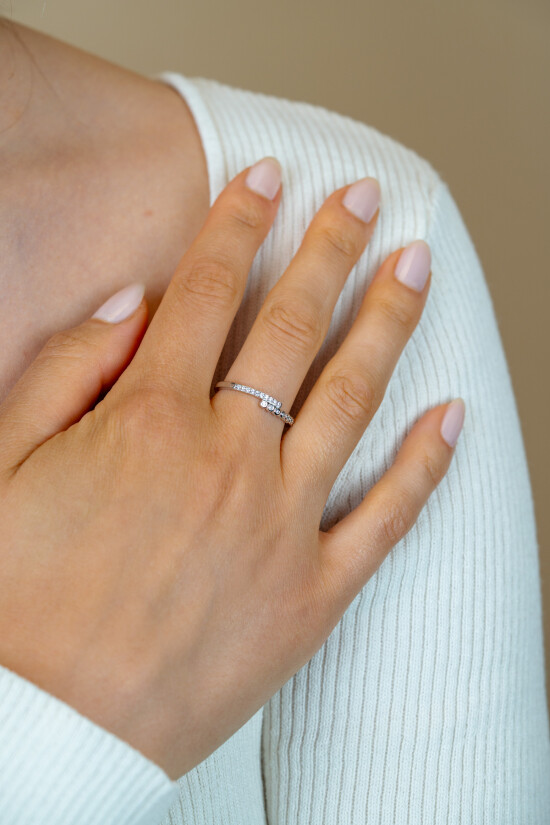ZINZI zilveren ring (4mm breed) slagmodel bezet met witte zirkonia’s ZIR2729