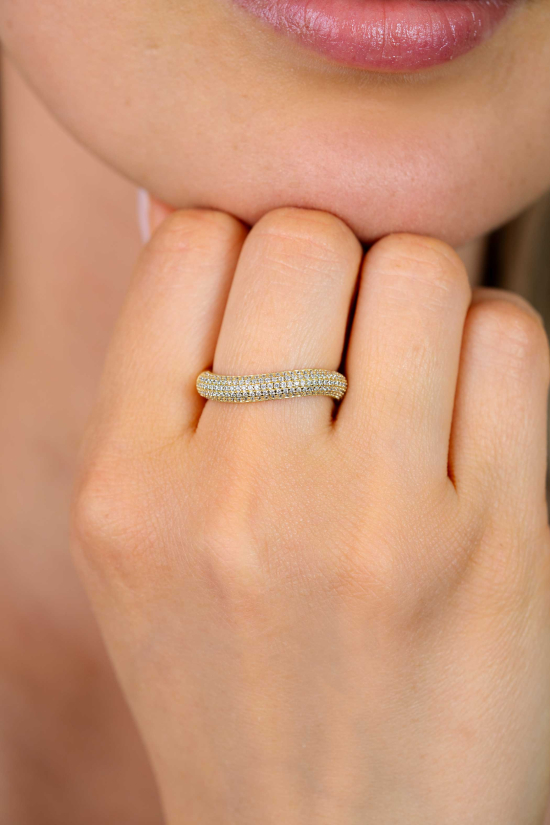 ZINZI gold plated zilveren ring volledig bezet met pavé gezette witte zirkonia’s in een vloeiende lijn ZIR2883Y