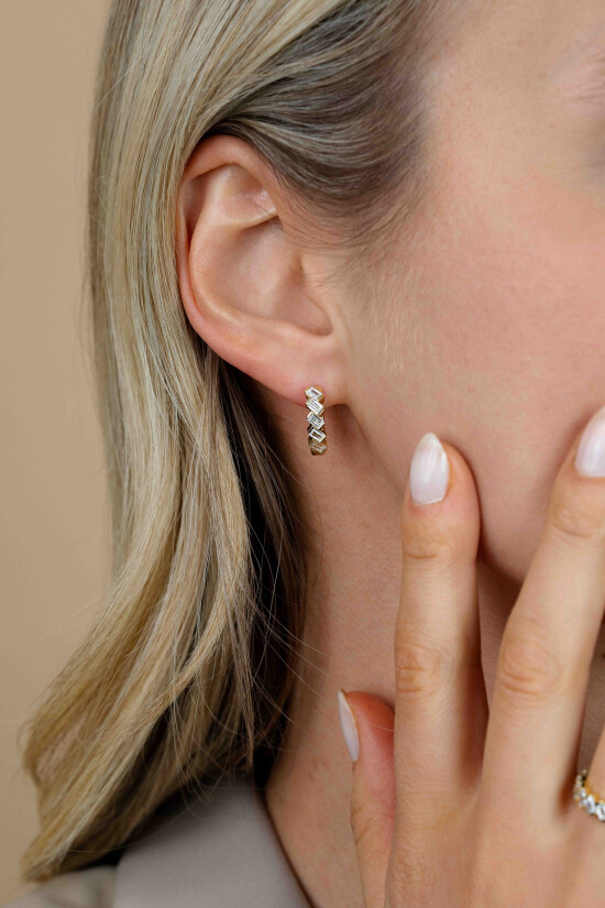 15,5mm ZINZI goldplated zilveren oorringen bezet met baguette-geslepen zirkonia’s in een modern lijnenspel, luxe klapsluiting ZIO2829