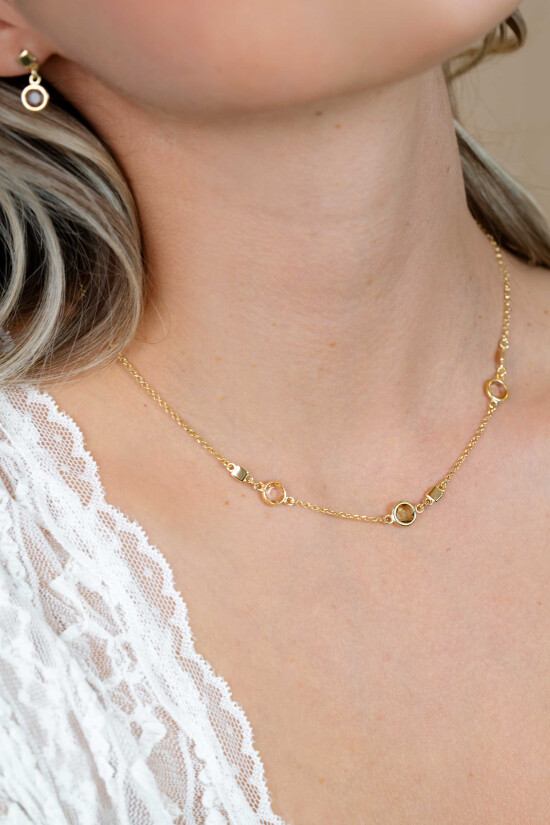 ZINZI gold plated zilveren ketting 45cm met ronde kleurstenen in zachte groen- en champagnetinten, afgewisseld met vierkante plaatjes ZIC2907