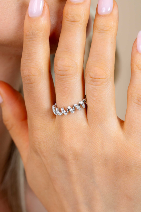 ZINZI zilveren ring met een sierlijk golvend design, bezet met witte zirkonia’s in verfijnde zetting ZIR2877