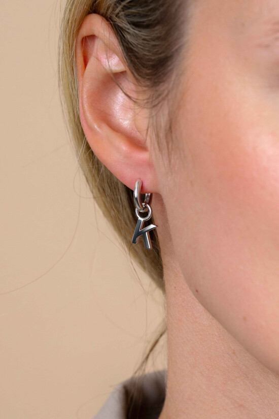 ZINZI zilveren letter oorbedel K per stuk geprijsd ZICH2144K. (zonder oorringen).