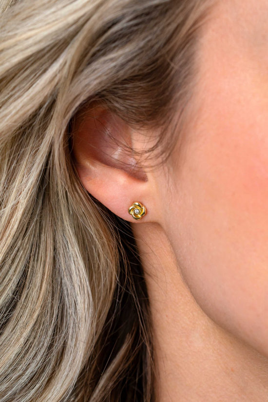 6mm ZINZI gold plated zilveren oorstekers met een roosje, bezet met witte zirkonia ZIO2872Y