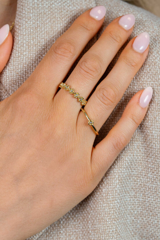 ZINZI gold plated zilveren ring met roosvorm (4mm), bezet met een witte zirkonia ZIR2872Y