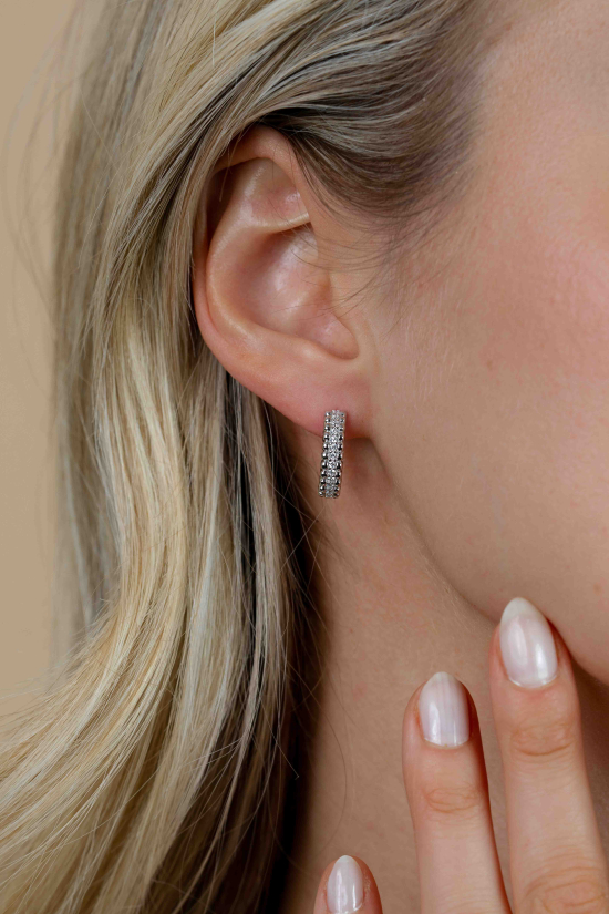 16,5mm ZINZI zilveren oorringen met speelse structuur en een rij witte zirkonia's in het midden, luxe klapsluiting ZIO2834