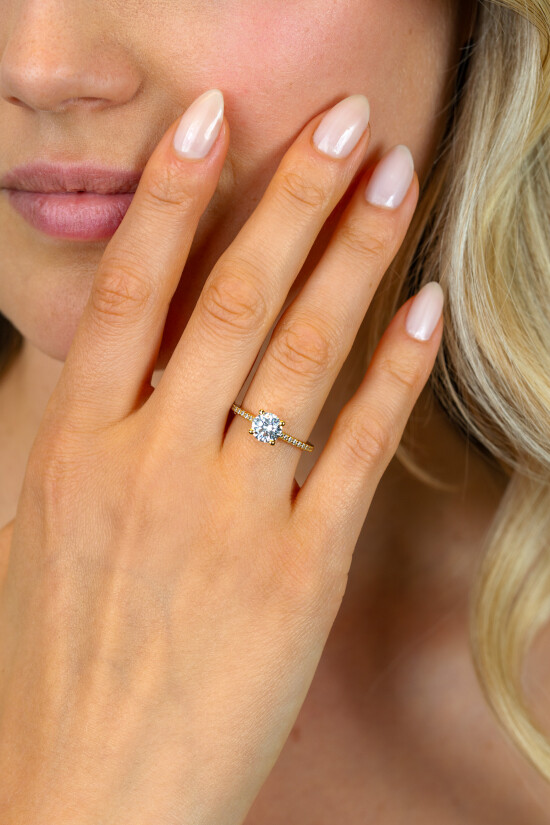 ZINZI gold plated zilveren verlovingsring met een grote ronde witte zirkonia (6,5mm) in vierpootszetting en klein hartje aan de zijkant ZIR2696Y