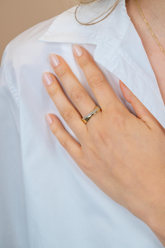 ZINZI goldplated zilveren brede cross-over ring glad witte zirkonia's ZIR2801