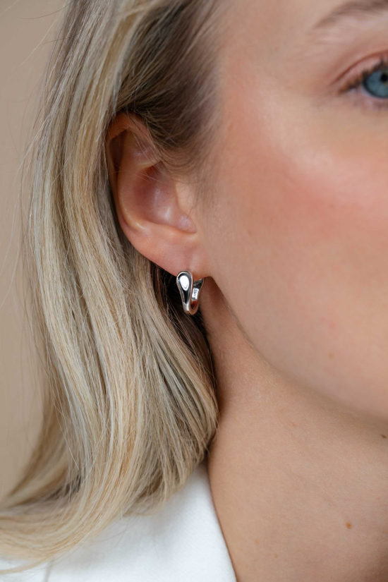 16mm ZINZI zilveren oorringen met een glad organisch gevormd design, luxe klapsluiting ZIO2840