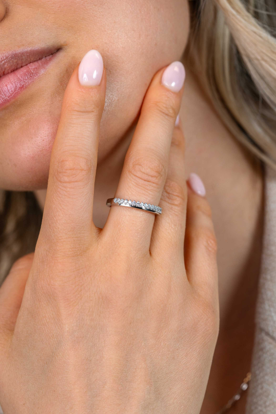 ZINZI zilveren ring bezet met een rij witte zirkonia’s in verfijnde chatonzetting met subtiel zichtbare zilveren scheen ZIR2870