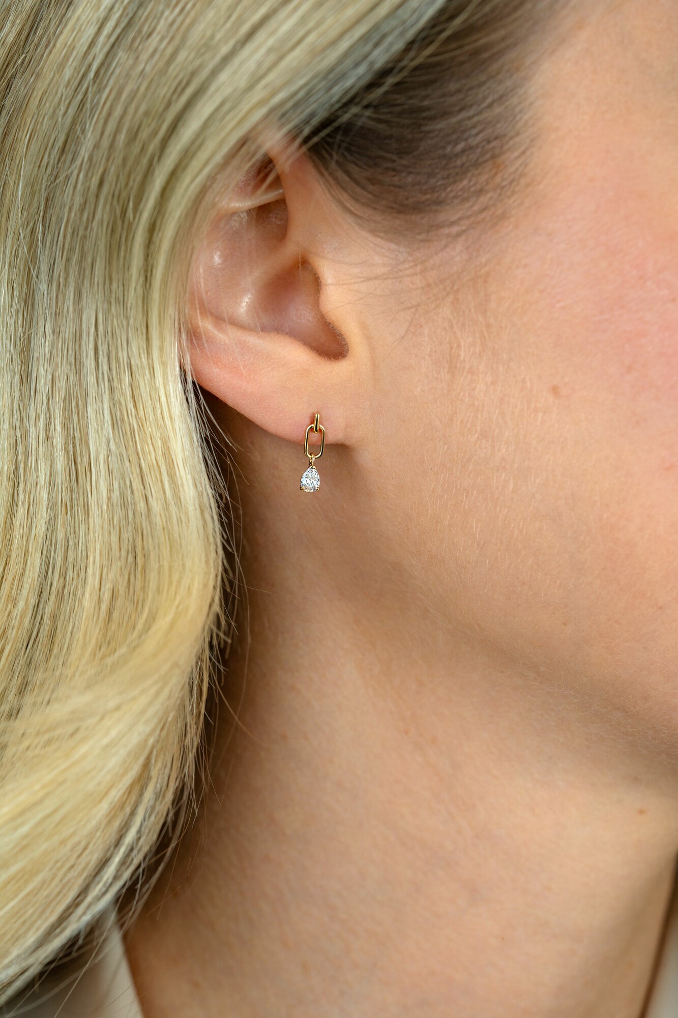 12mm ZINZI Gold 14 krt gouden oorstekers, open ovaal met peervormige witte zirkonia ZGO548