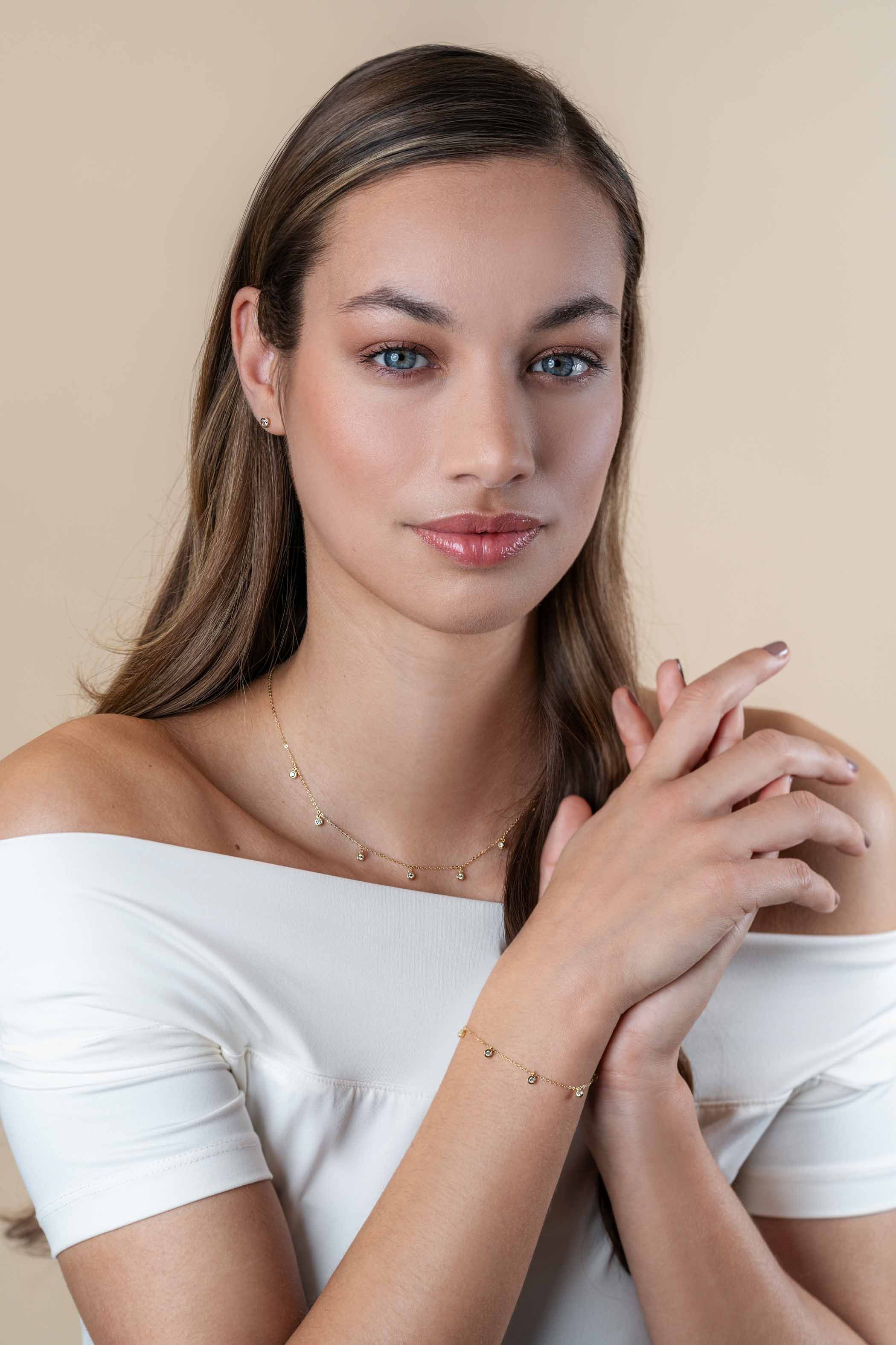 ZINZI Gold 14 krt gouden armband met zeven ronde hangertjes, bezet met witte zirconia's 15,5-18,5cm ZGA451
