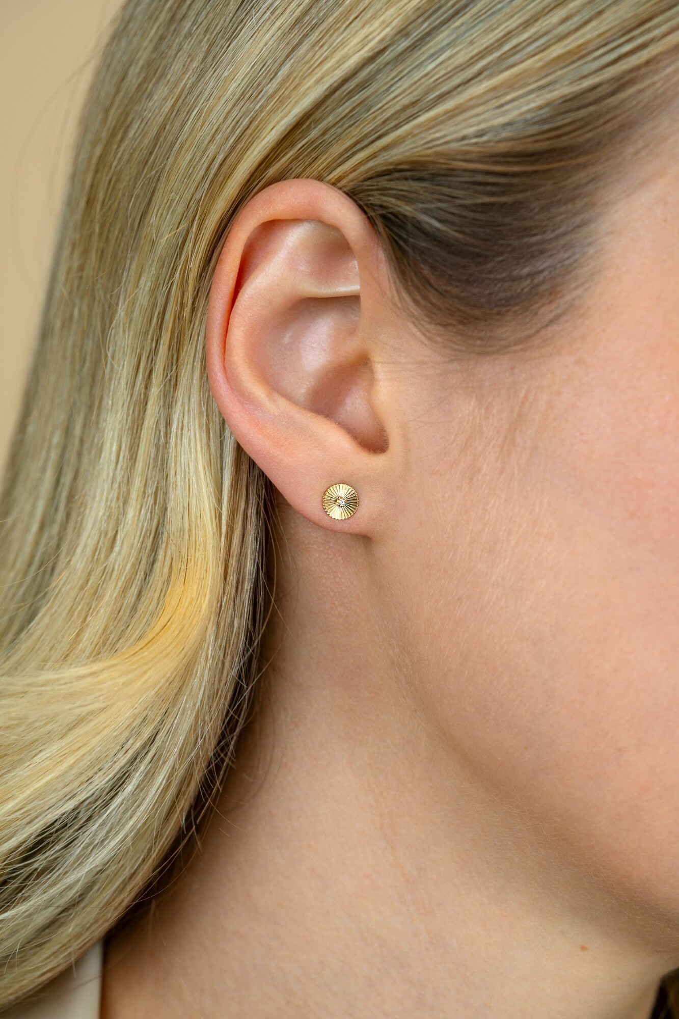 6mm ZINZI Gold 14 krt gouden oorstekers rond met zonnestralen en witte zirkonia ZGO542 (zonder collier)