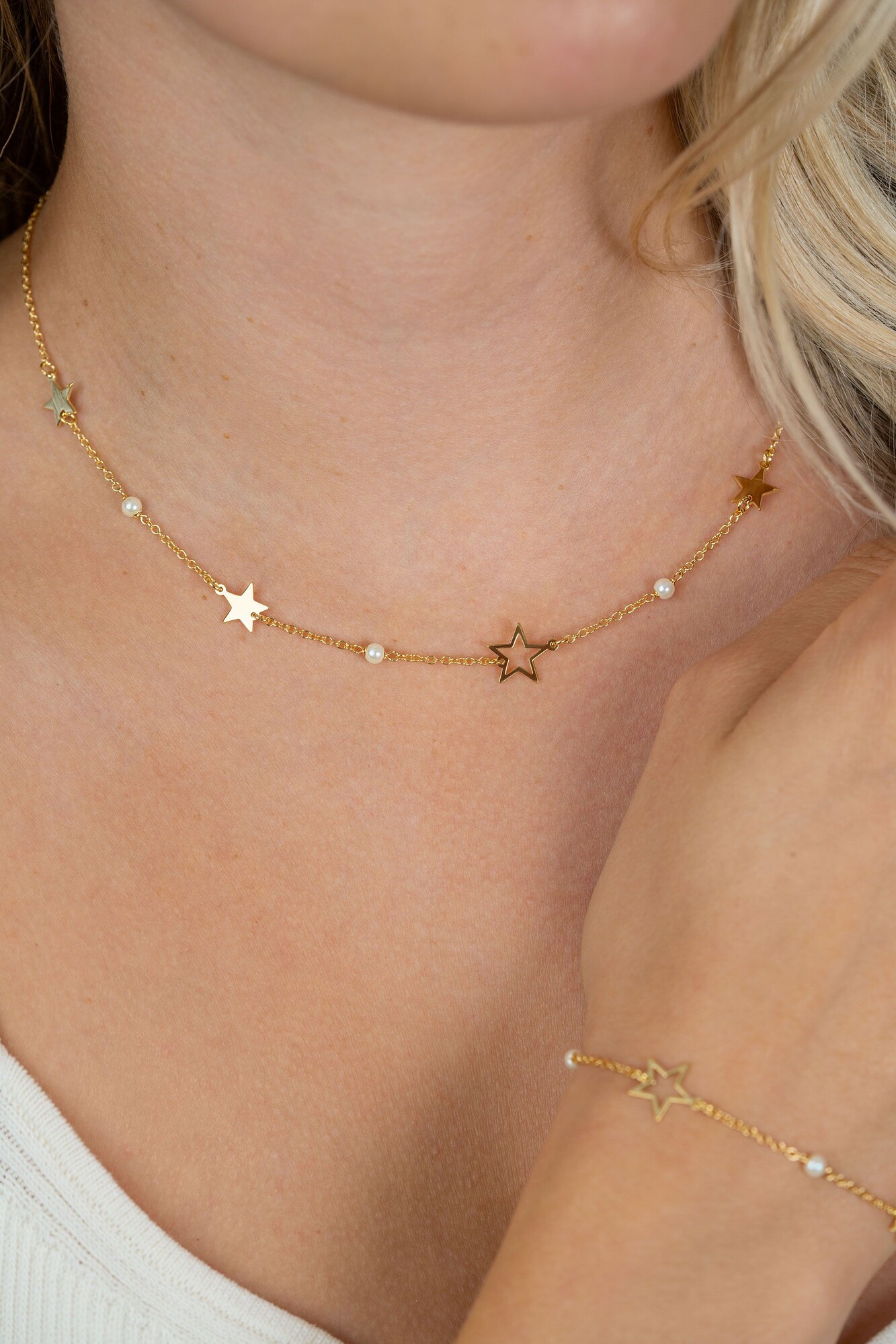 ZINZI goldplated zilveren ketting 45cm met glanzende sterren en witte pareltjes ZIC2780