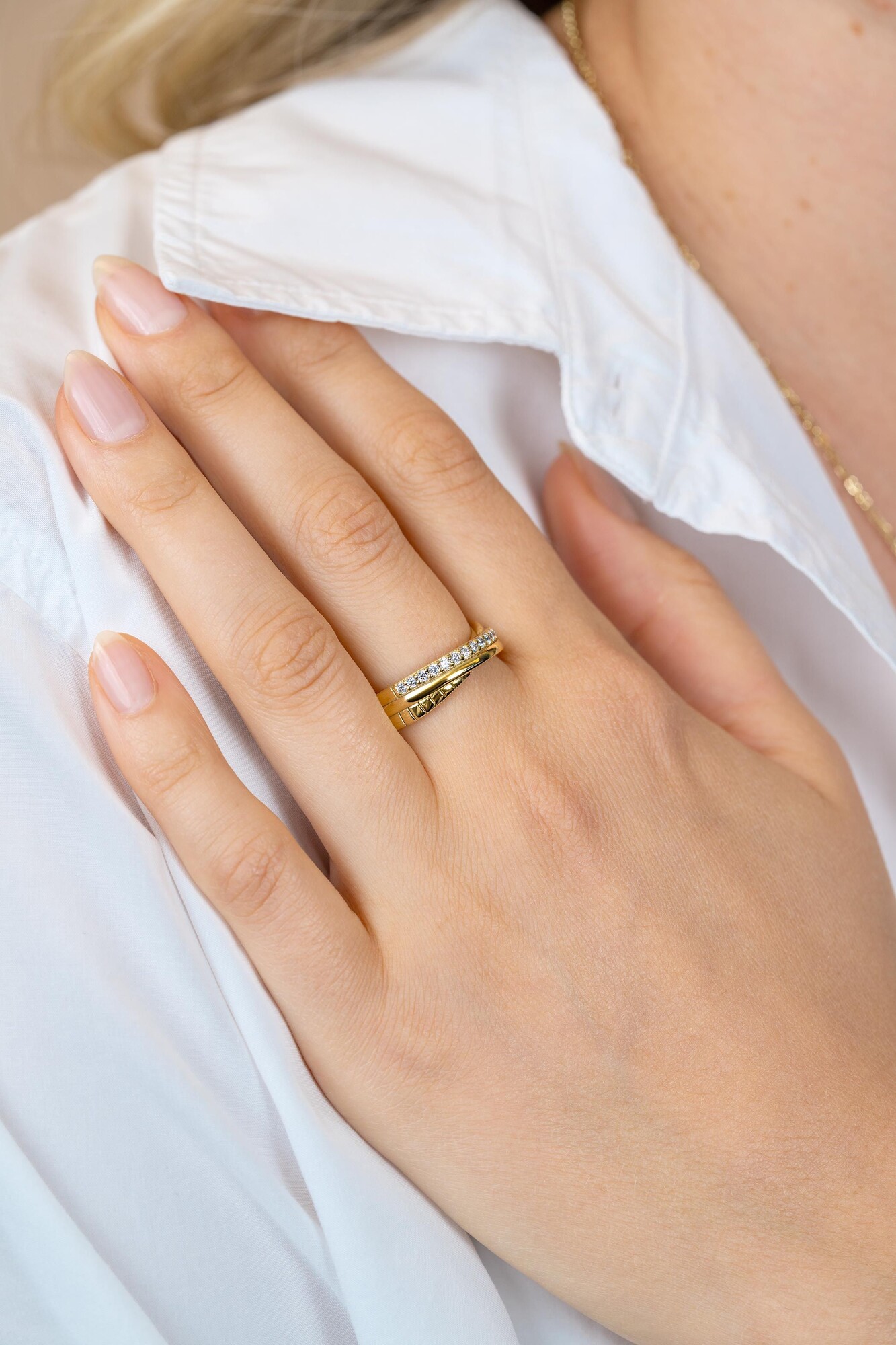 ZINZI goldplated zilveren brede cross-over ring glad witte zirkonia's ZIR2801C