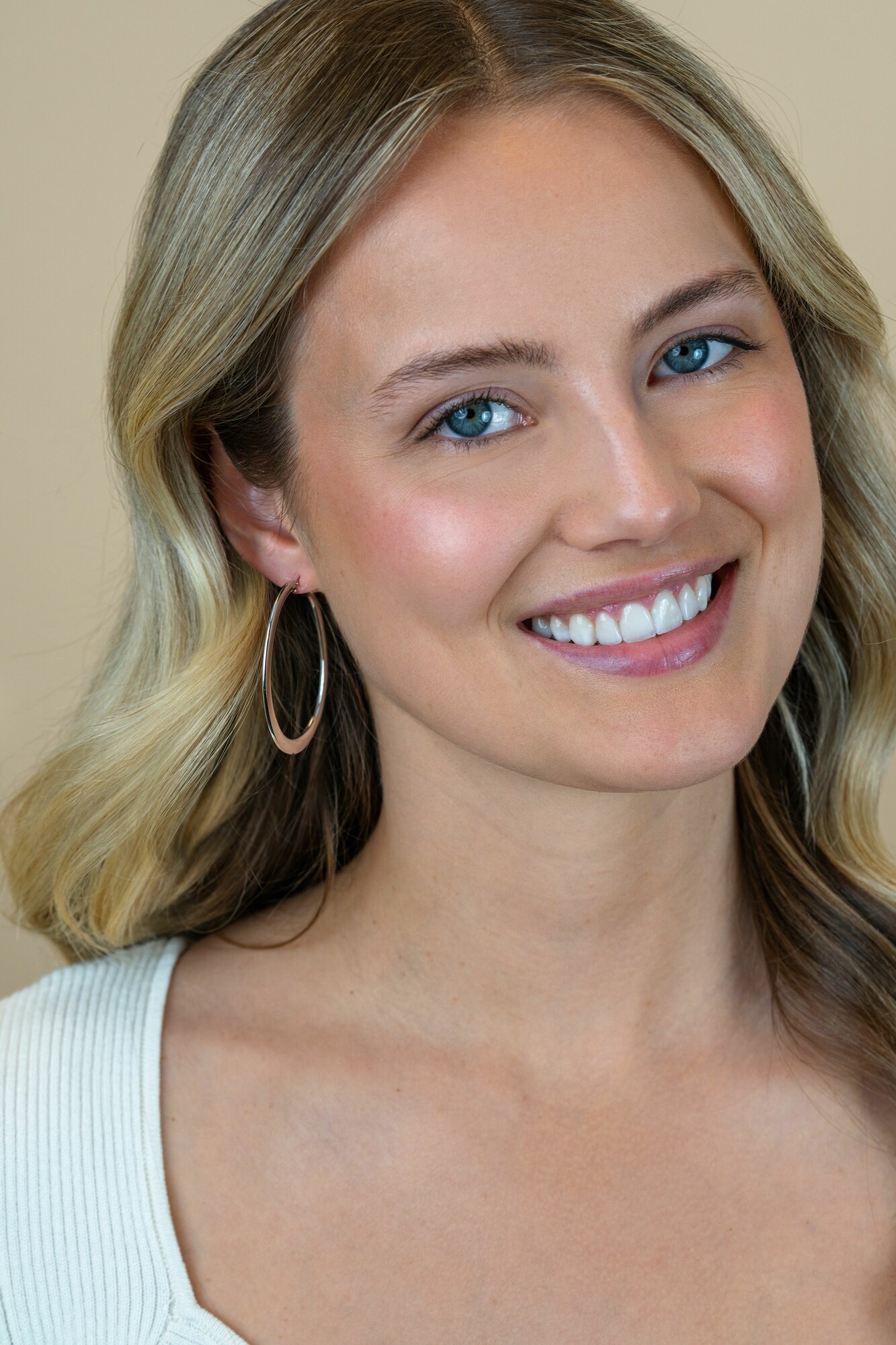 48mm ZINZI zilveren oorringen met organisch gevormde buis 2mm breed en handige bovensluiting ZIO2701