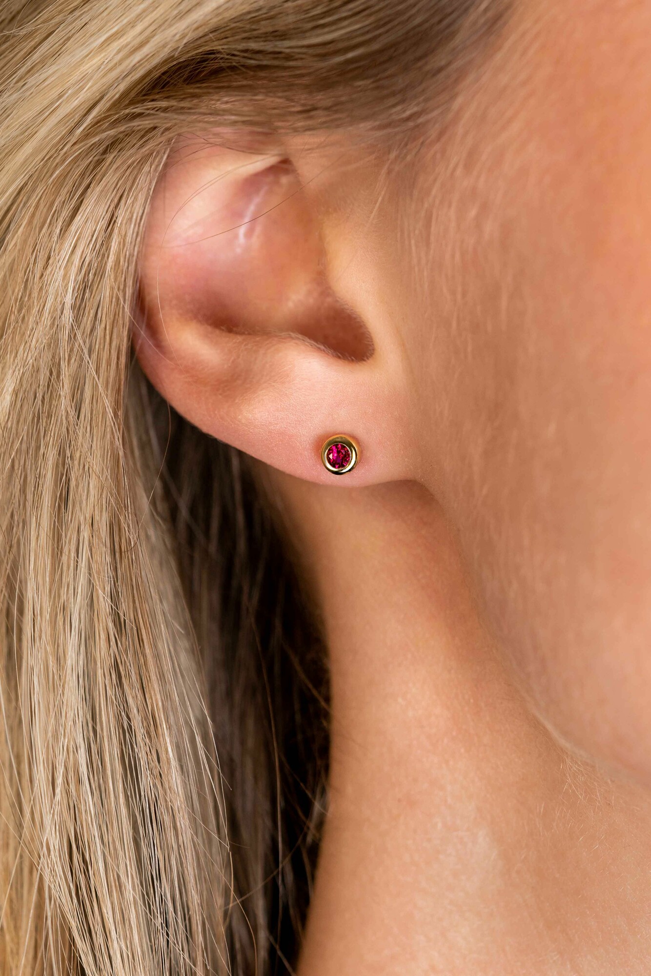 JULI oorknoppen 4mm gold plated met geboortesteen rood robijn zirconia
