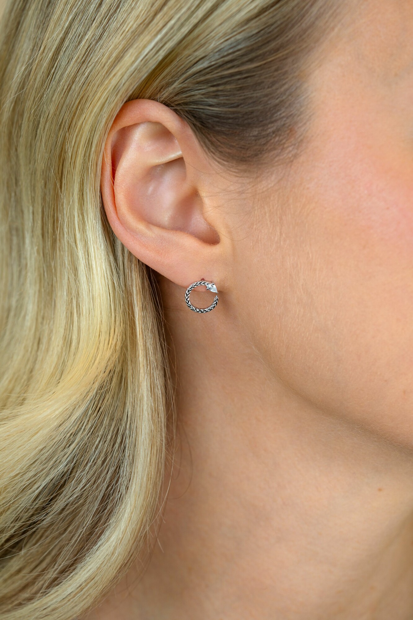 10mm ZINZI zilveren oorstekers open ronde slang met zirkonia ZIO2722