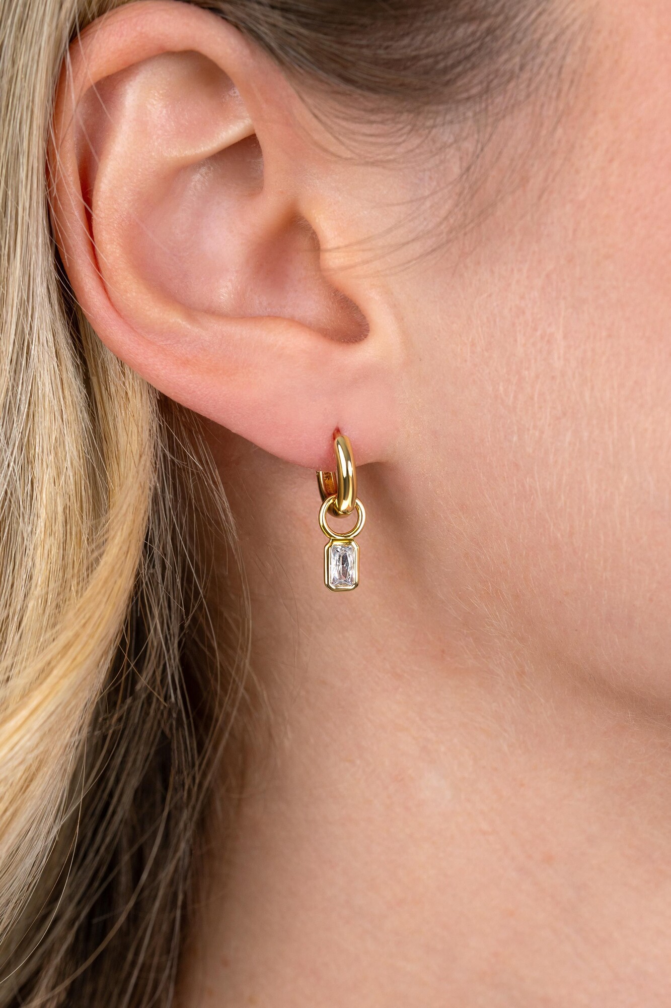 6mm ZINZI goldplated zilveren oorbedels met baguette-geslepen zirkonia in achthoekige zetting ZICH2826 (zonder oorringen)