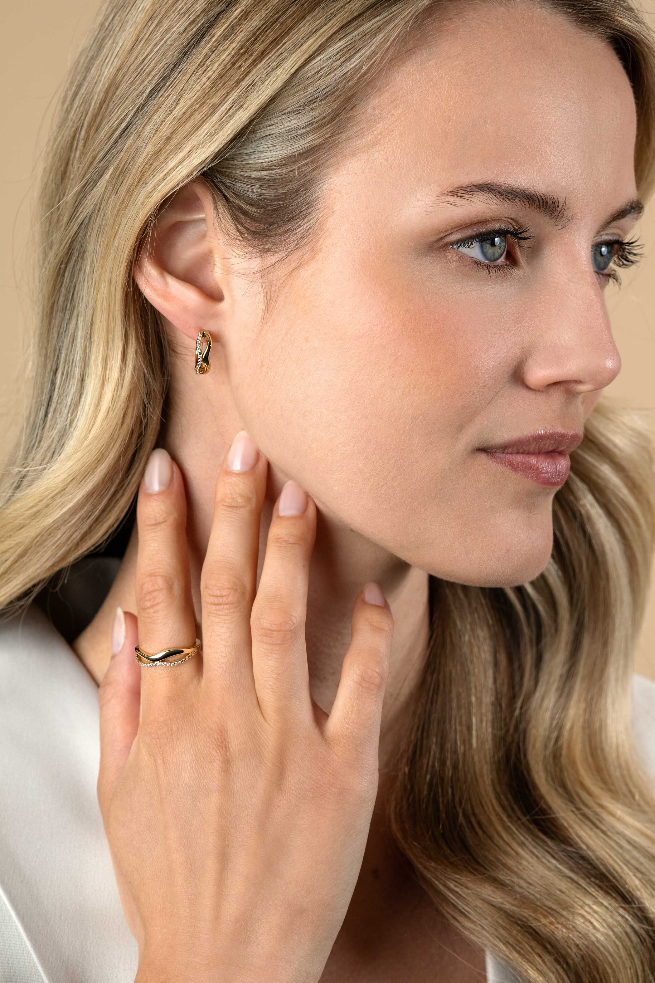 15mm ZINZI gold plated zilveren oorringen organisch gevormd met twee golvende banen, waarvan één bezet met witte zirconia's, met luxe klapsluiting ZIO2629Y