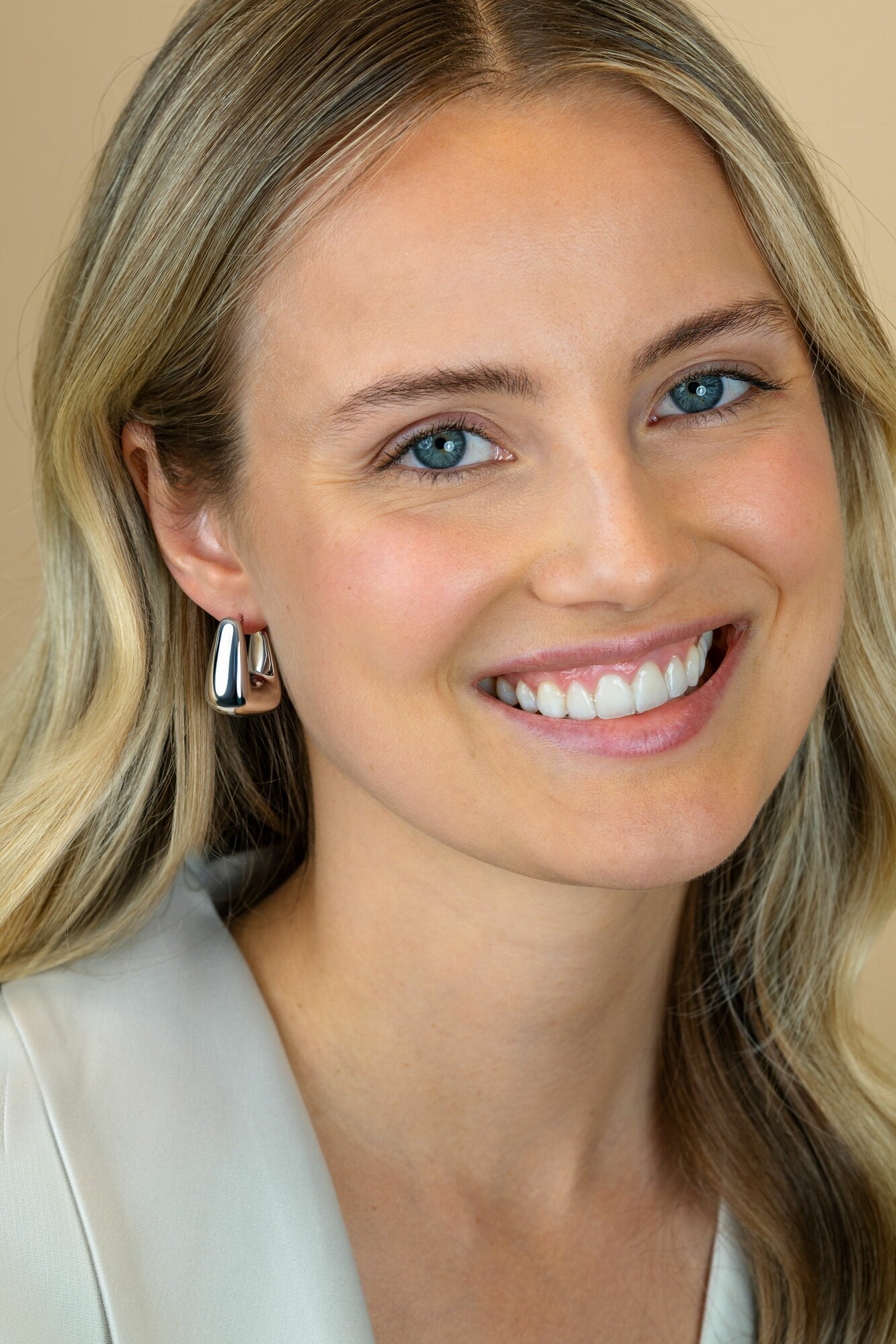 24mm ZINZI zilveren oorringen met brede buis, vierkante look en handige bovensluiting ZIO2747