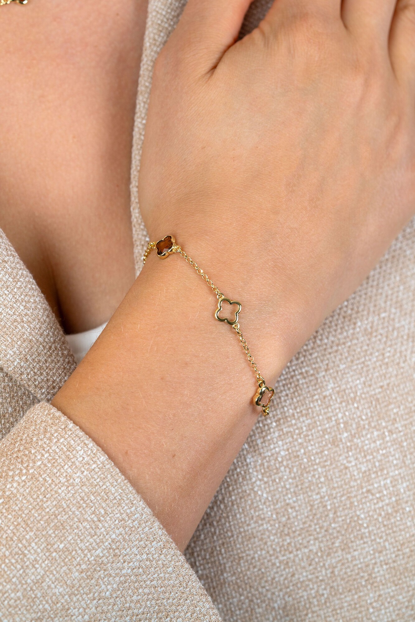 ZINZI gold plated zilveren armband met drie klavervormige zettingen met bruine kleurstenen ZIA2772