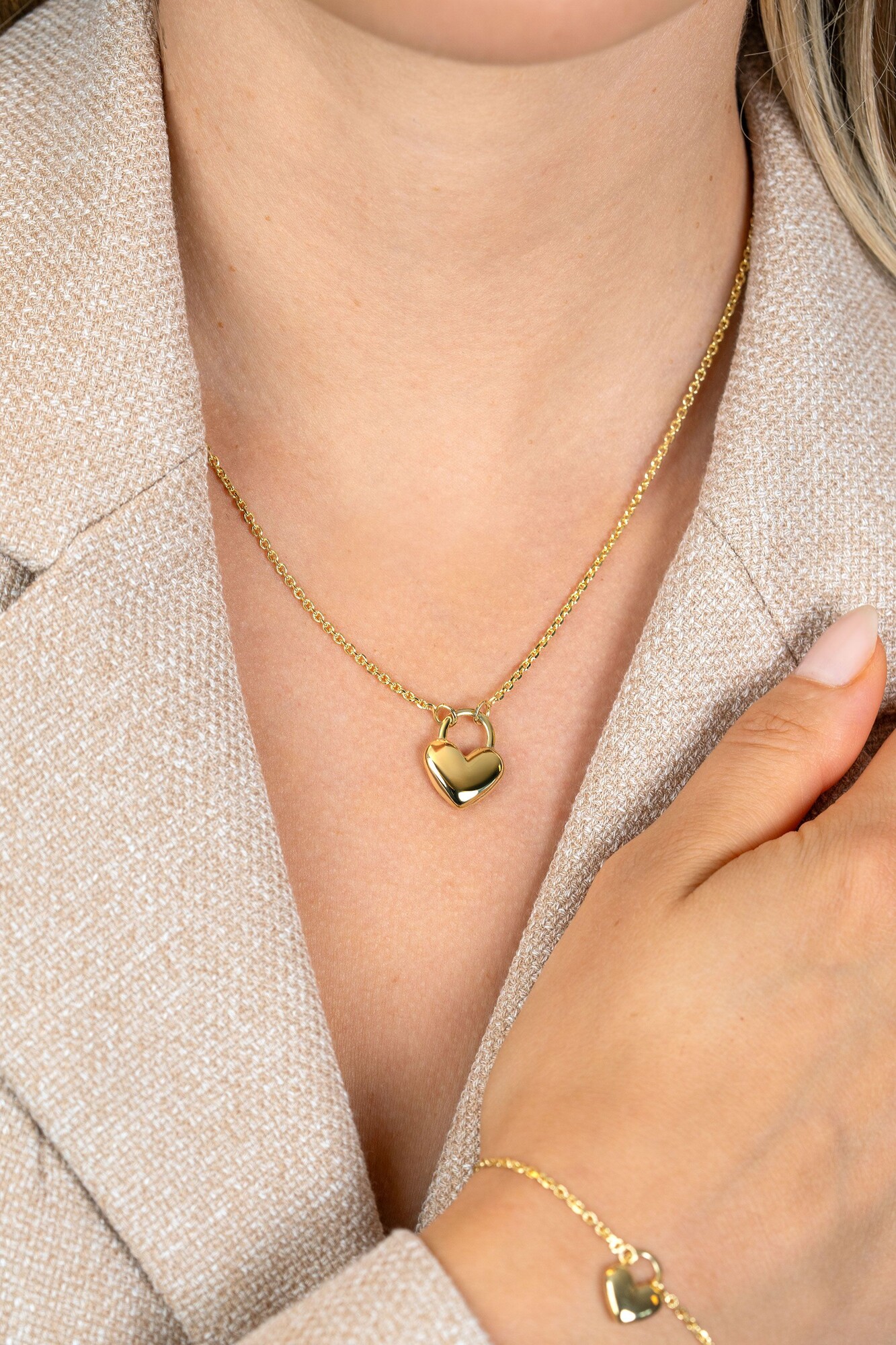 ZINZI gold plated zilvereren schakelketting met hartvormige slot hanger 18mm breed 42-45 cm ZIC2673G