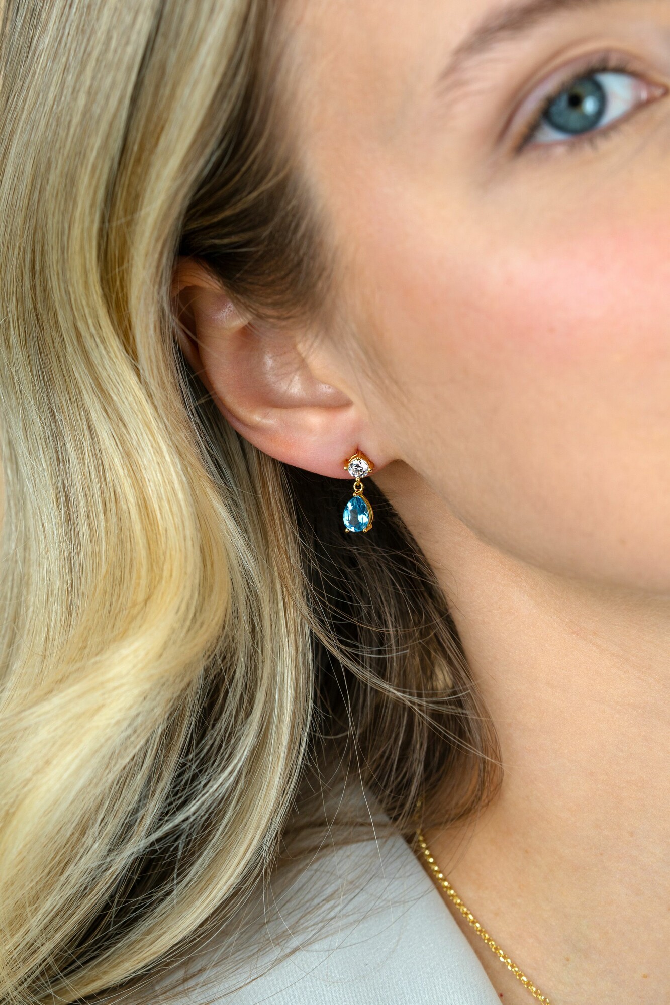 16mm ZINZI gold plated zilveren oorstekers blauwe peer en wit ronde zetting ZIO2744