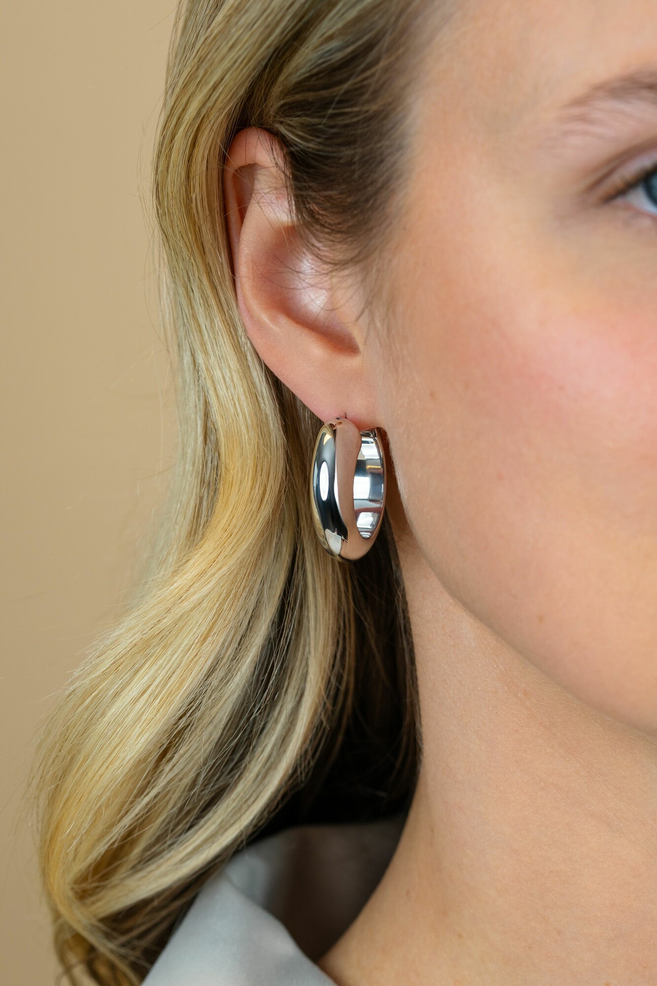 28mm ZINZI zilveren oorringen met brede buis (8mm) en rond model, handige bovensluiting  ZIO2749