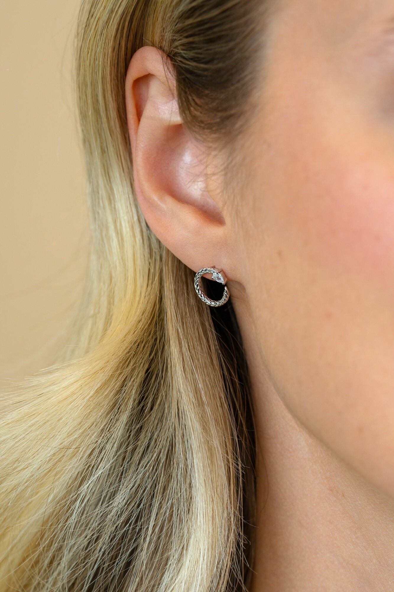 10mm ZINZI zilveren oorstekers open ronde slang met zirkonia ZIO2722