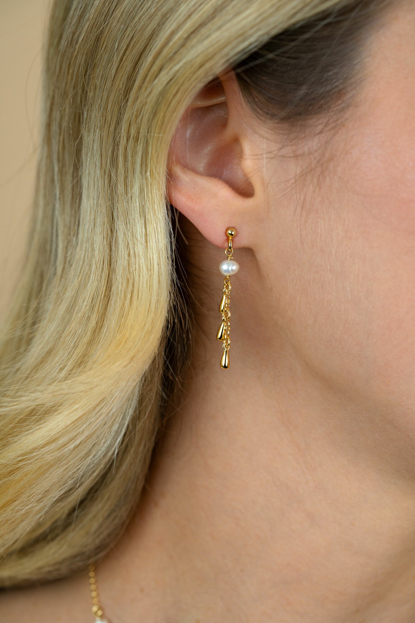 37mm ZINZI gold plated zilveren oorstekers met druppels en witte zoetwaterparels ZIO2753