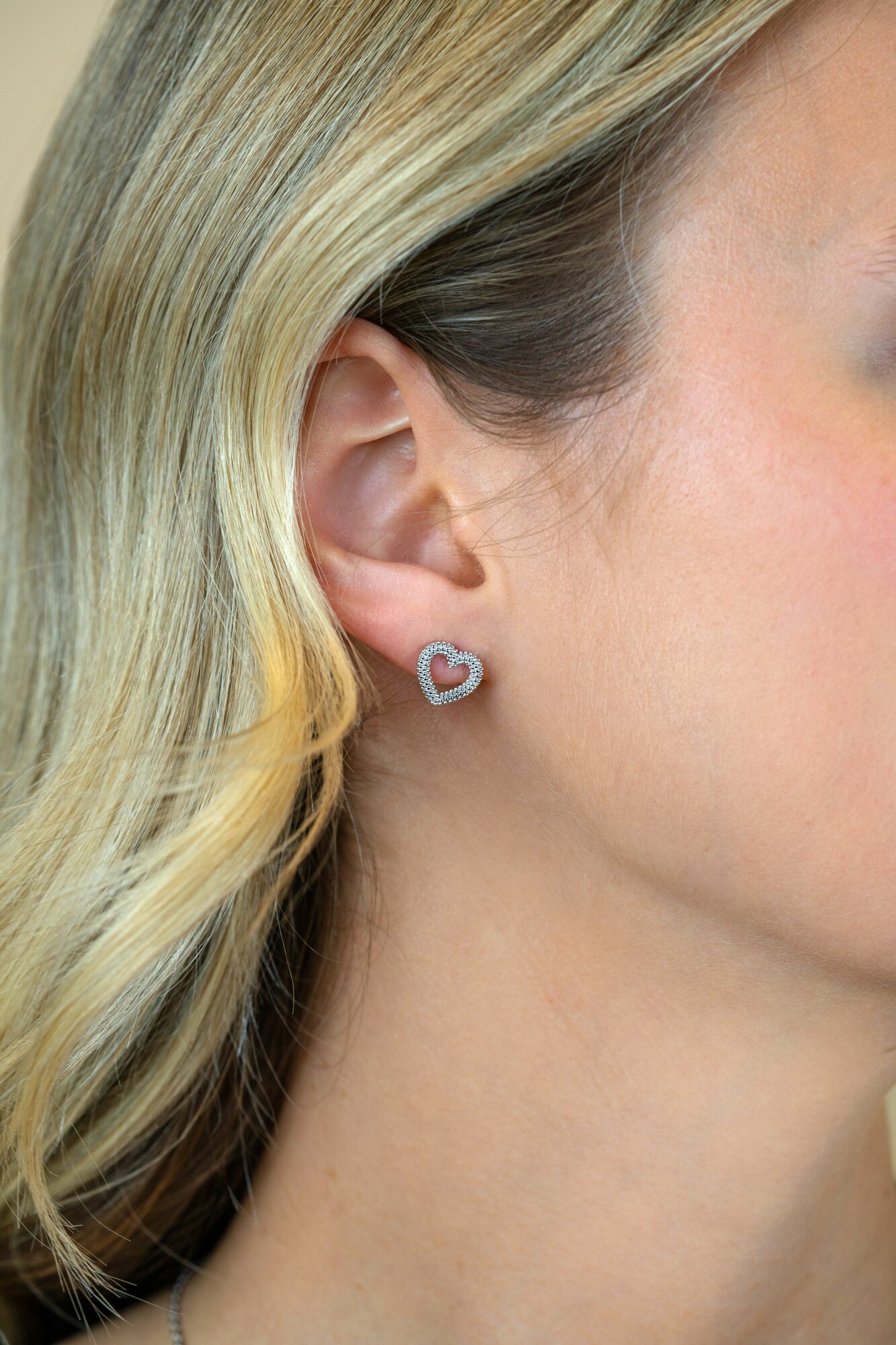 10mm ZINZI zilveren oorstekers met bewerkt open hartje ZIO2703