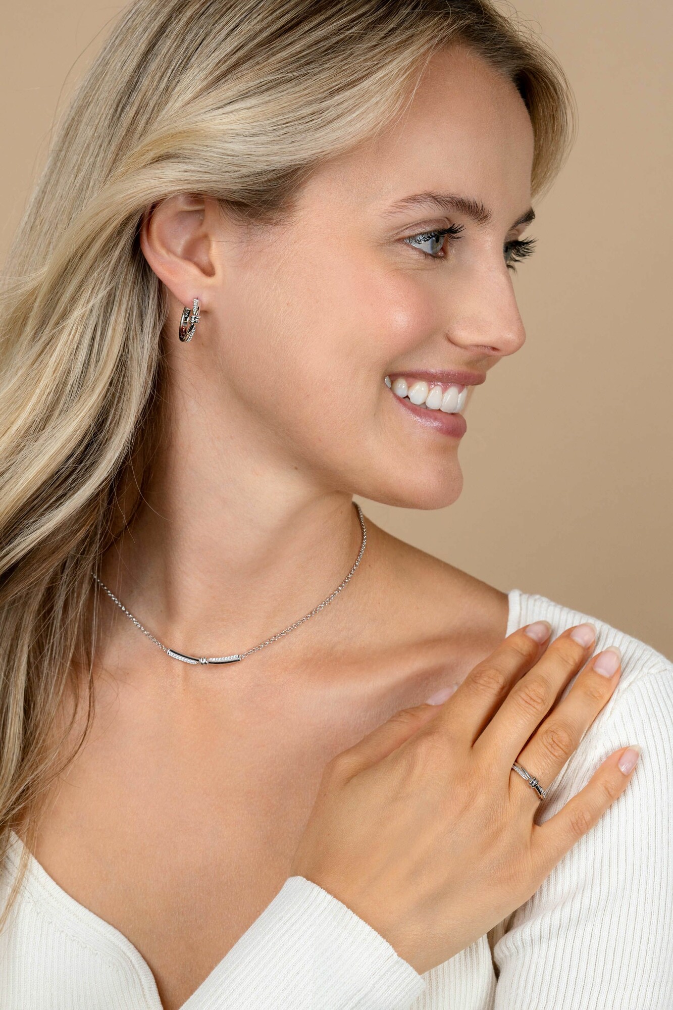 19mm ZINZI zilveren oorringen met speelse twist en knoop. Luxe klapsluiting ZIO2680