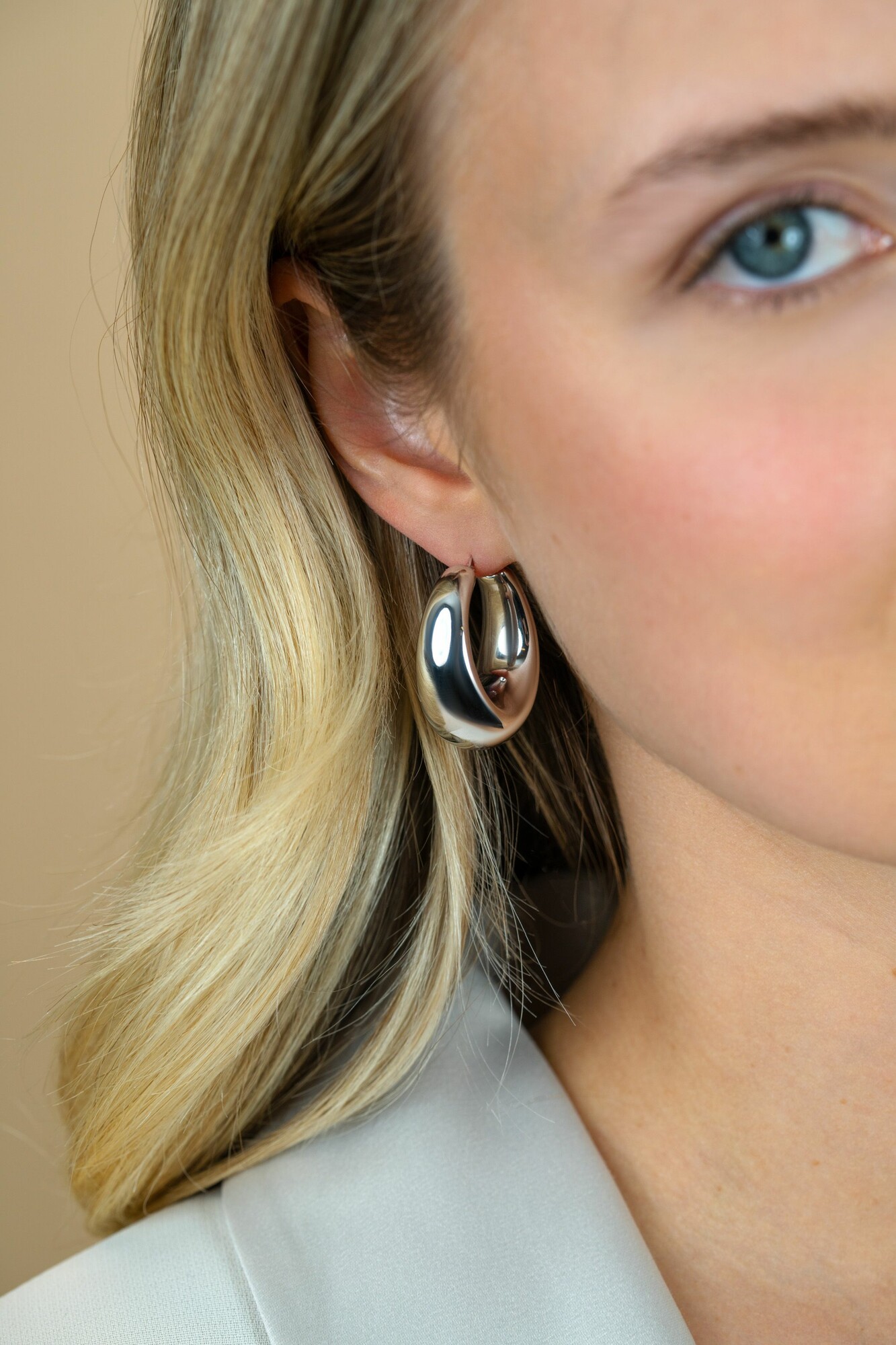 31mm ZINZI zilveren oorringen met brede buis (9mm) en ovaal model, handige bovensluiting  ZIO2750