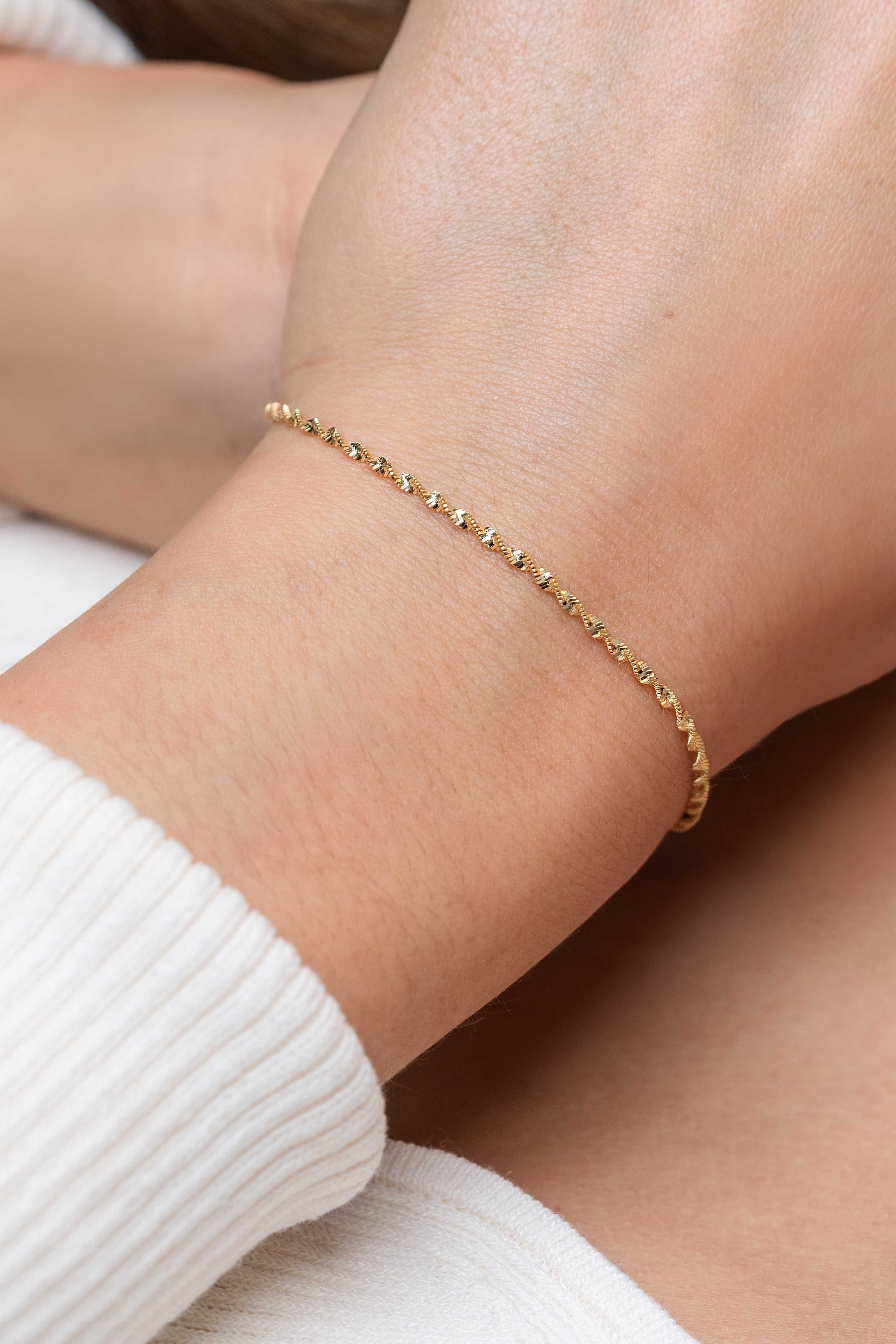 ZINZI gold plated zilveren singapore armband met glinsterende gedraaide schakels 1,9mm breed 17-20cm ZIA2585G
