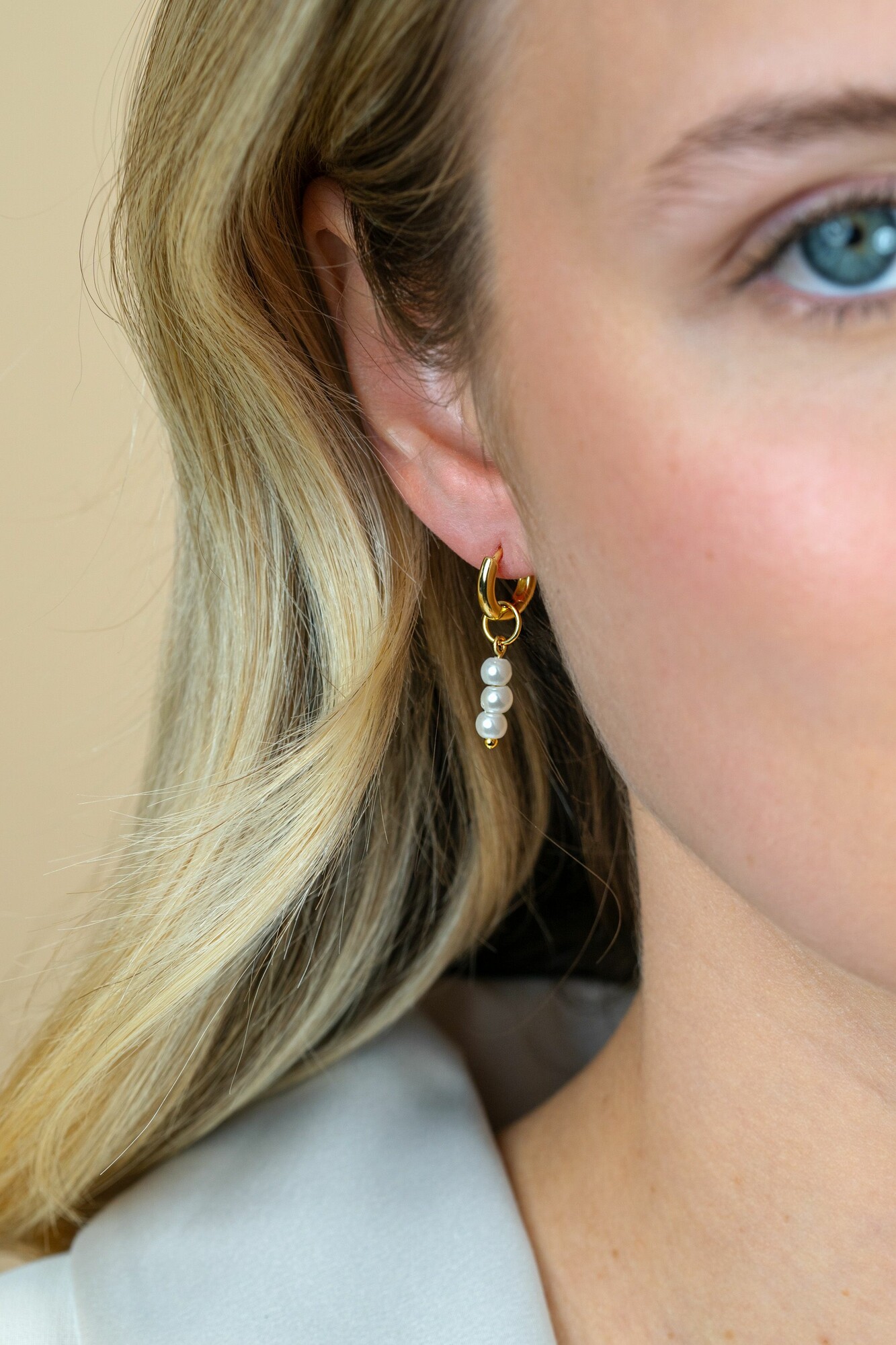 12mm ZINZI gold plated zilveren oorbedels met 3 witte pareltjes ZICH2734Y (zonder oorringen)