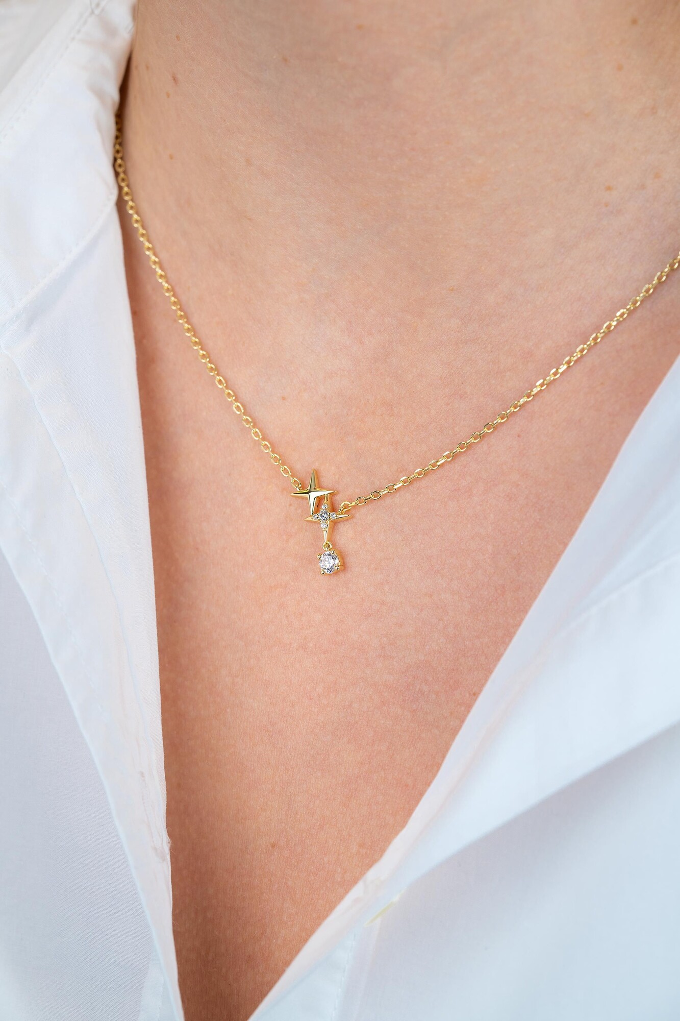 ZINZI goldplated zilveren ketting 45cm 'sterrendans' met twee speelse sterren en bungelende witte zirkonia ZIC2837