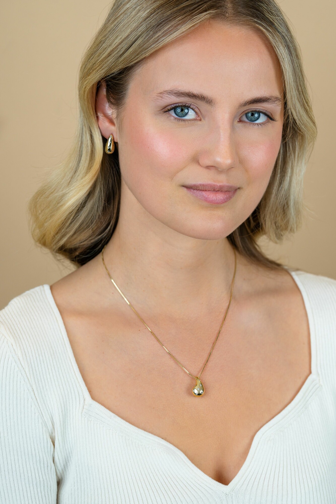 17mm ZINZI gold plated zilveren oorstekers in druppelvorm met witte zirkonia's ZIO2708Y