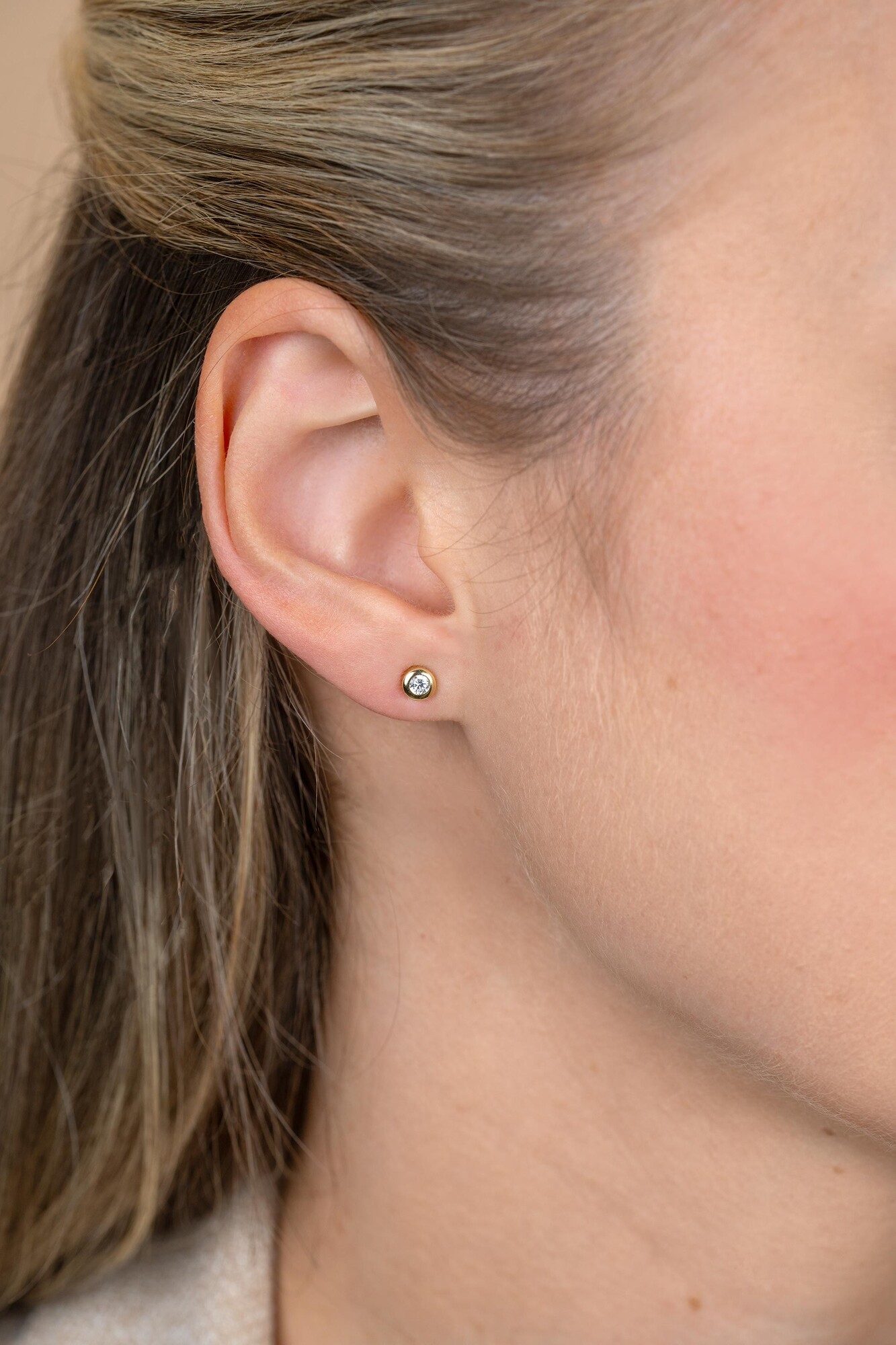 Zinzi zilveren oorknoppen 14K geel verguld rond 4mm wit ZIO1177G
