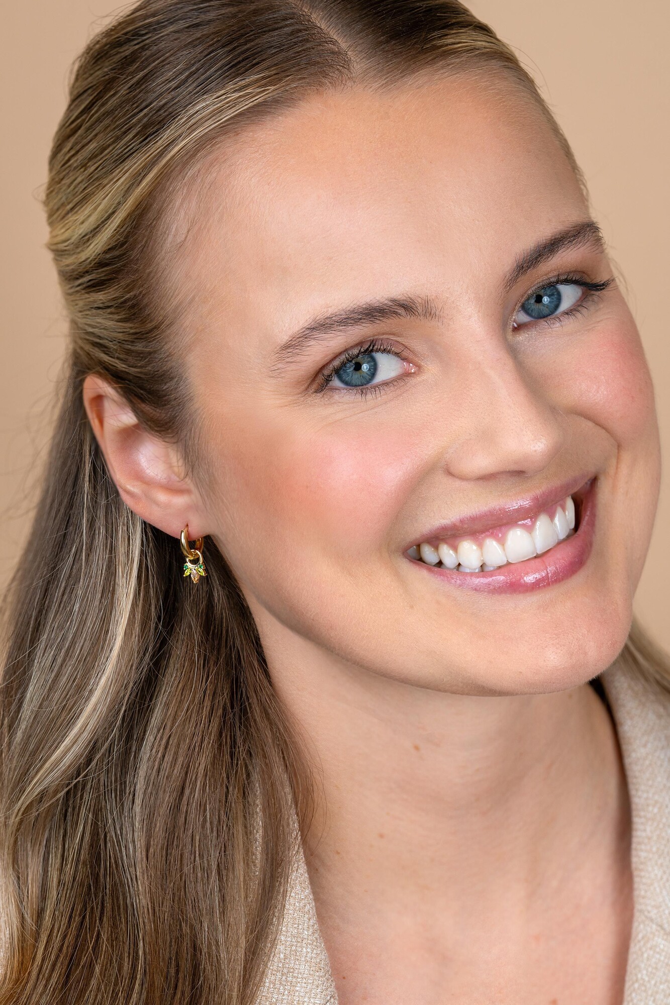 10mm ZINZI gold plated zilveren oorbedels met vijf speelse zettingen in aflopende grootte, bezet met champagne, peridot en donkergroene kleurstenen ZICH2633GC (zonder oorringen)