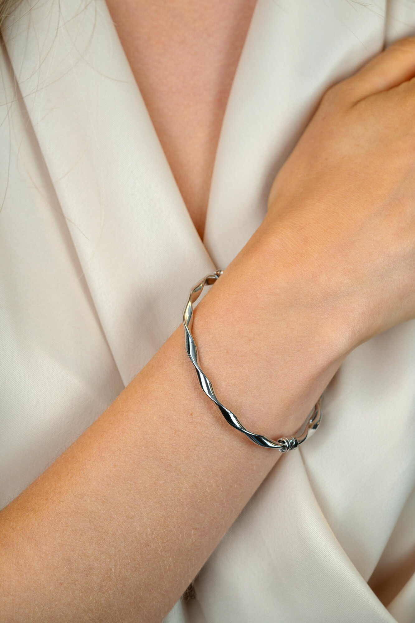 ZINZI zilveren bangle armband met gedraaide buis 4mm met luxe scharniersluiting ZIA2756