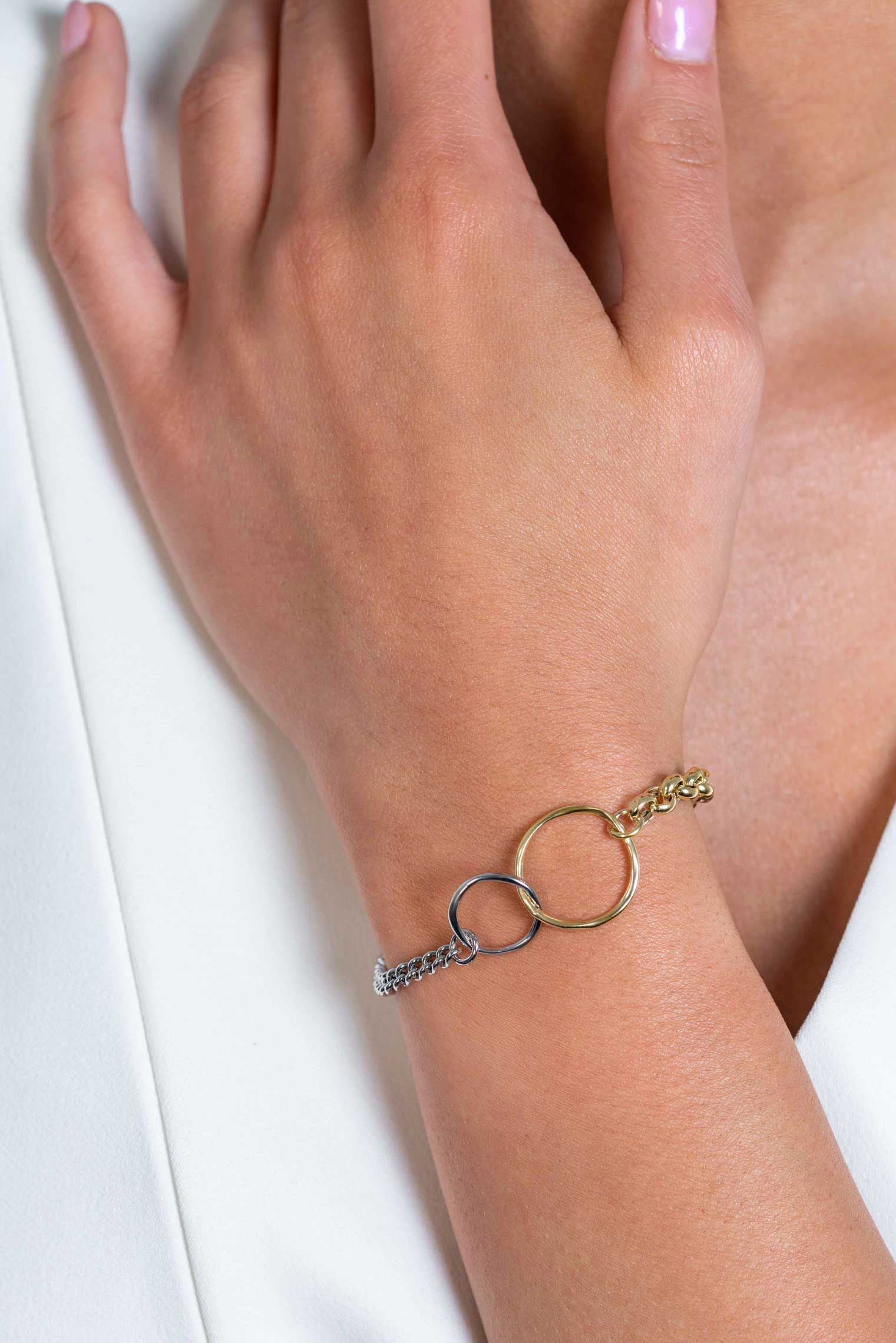 Zinzi zilveren armband met trendy gourmet en gold plated jasseron schakels, verbonden door ronde vormen in elkaar 17-20cm ZIA2333