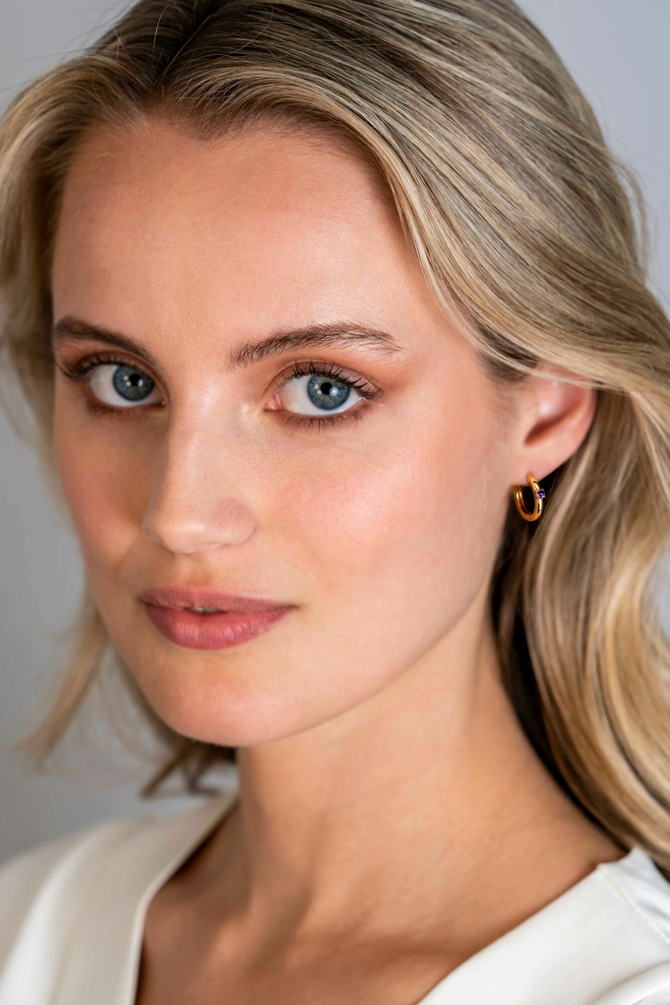 FEBRUARI oorringen 13mm gold plated met geboortesteen paars amethist zirconia 
