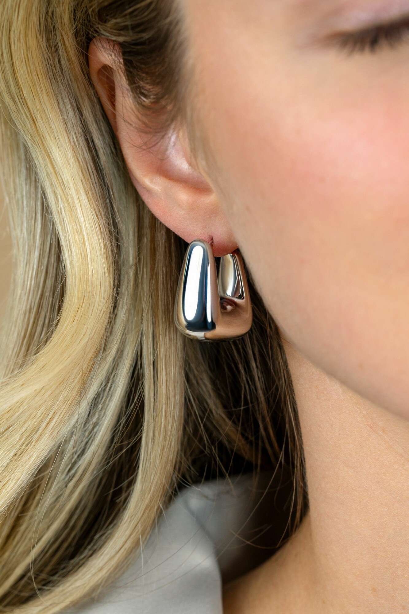 24mm ZINZI zilveren oorringen met brede buis, vierkante look en handige bovensluiting ZIO2747