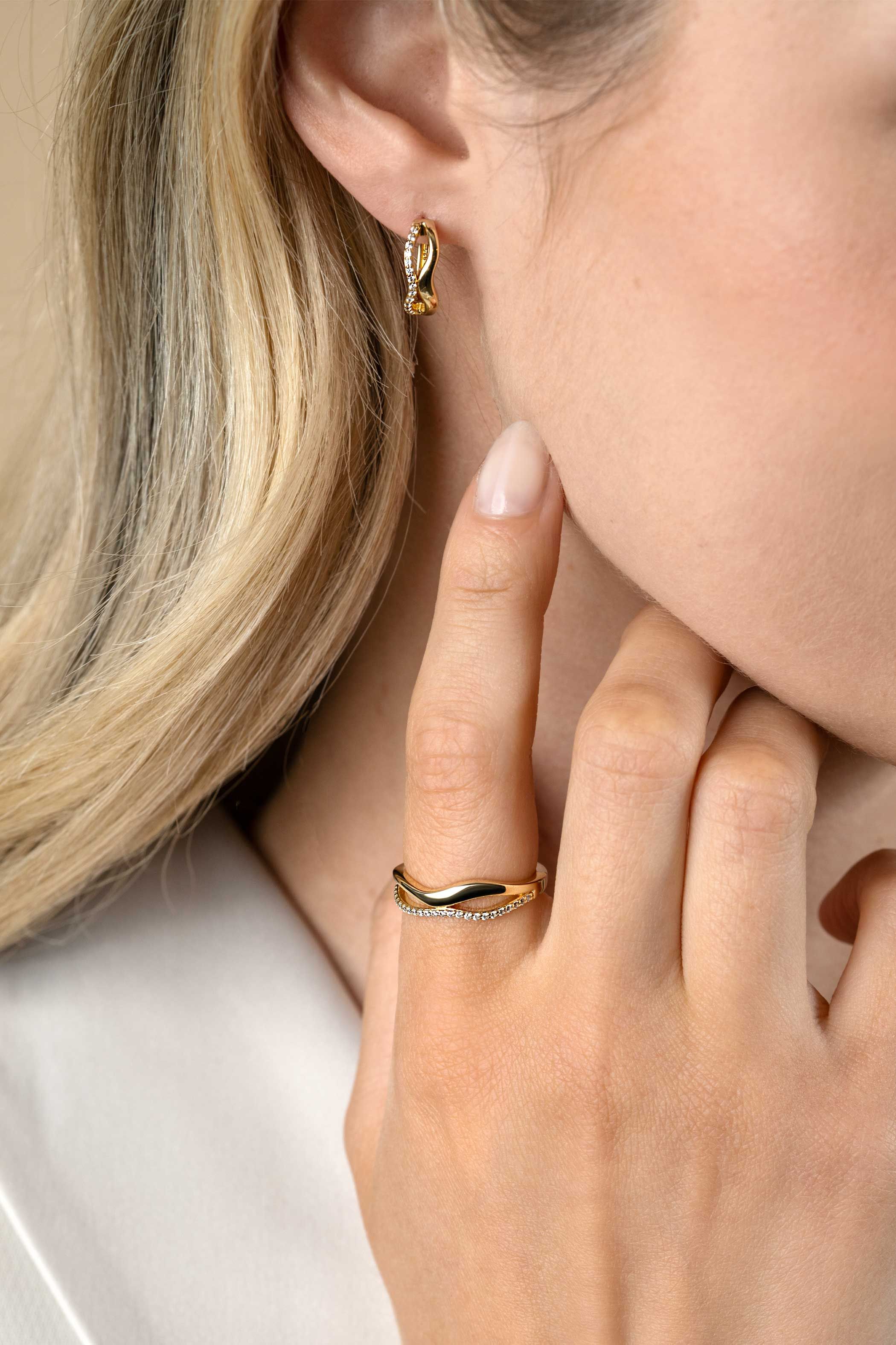 ZINZI gold plated zilveren multilook ring (6mm breed) organisch gevormd met twee golvende banen, waarvan één bezet met witte zirconia's ZIR2629Y